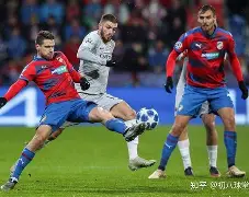 球盟会官网-沃尔夫斯堡主教练哈森许特尔