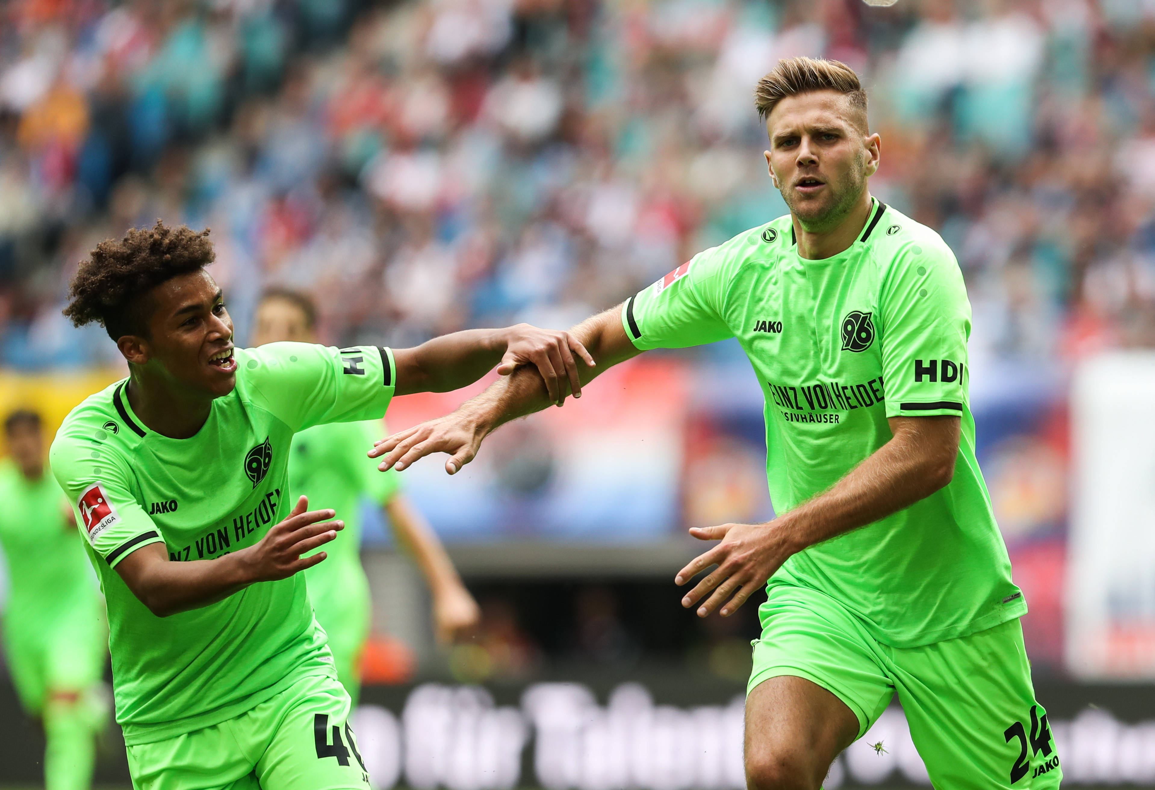 球盟会官方网站-汉诺威球员勇气十足,取得连胜壮举的胜利